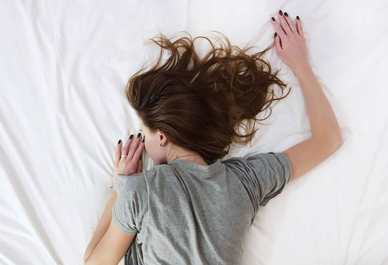 angolo alto di donna sdraiata sul letto