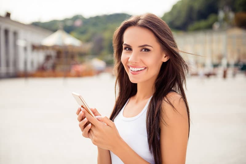 hermosa mujer sonriendo a la cámara