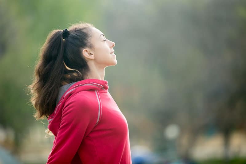 mujer tranquila relajándose en el parque