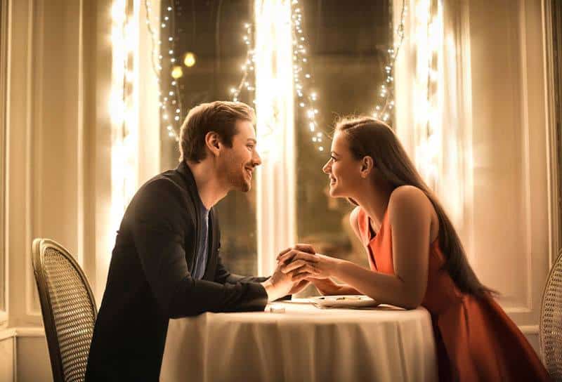 pareja teniendo una cena romántica