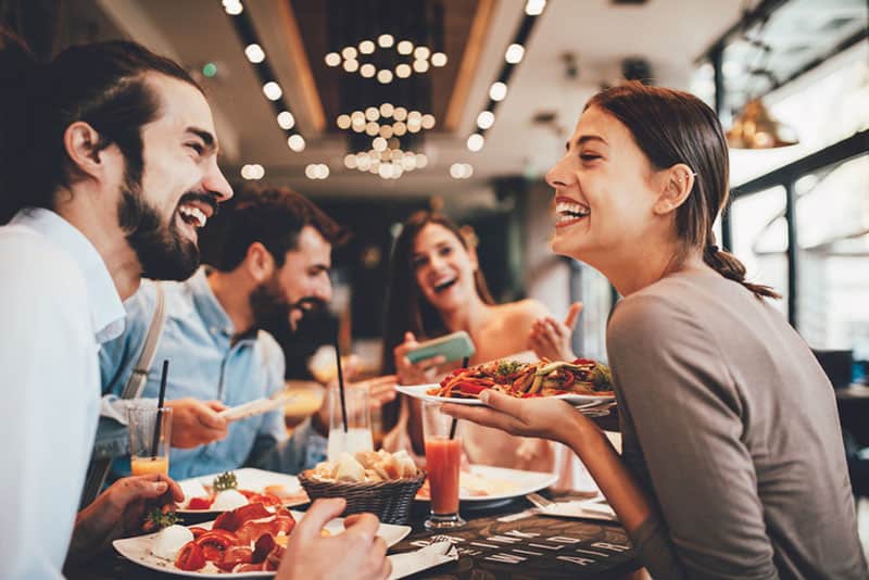 amigos desayunando en un restaurante