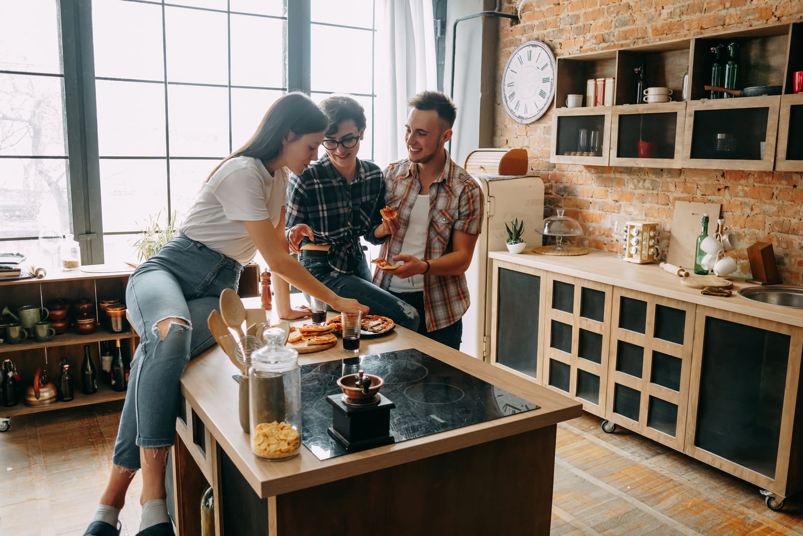 amigos na cozinha a divertirem-se e a comerem