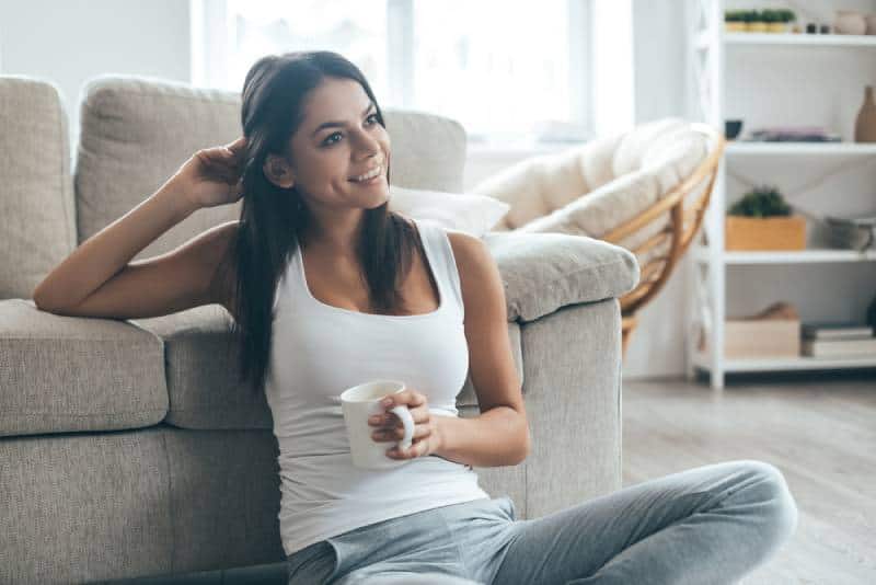 chica disfrutando en casa sentada en el suelo