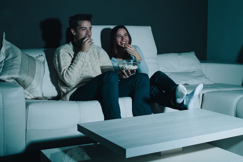 pareja feliz viendo una película