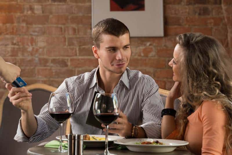 man paying dinner on date