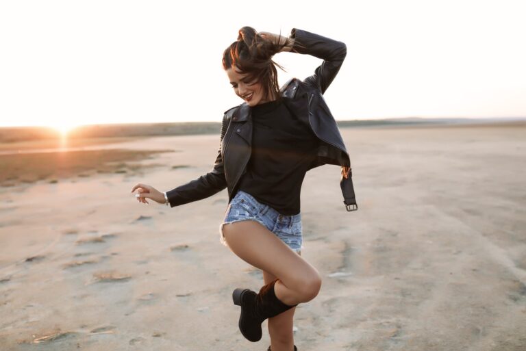 mulher feliz no deserto