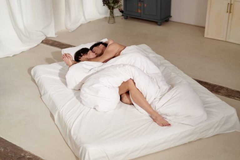 coppia che si bacia sotto la coperta