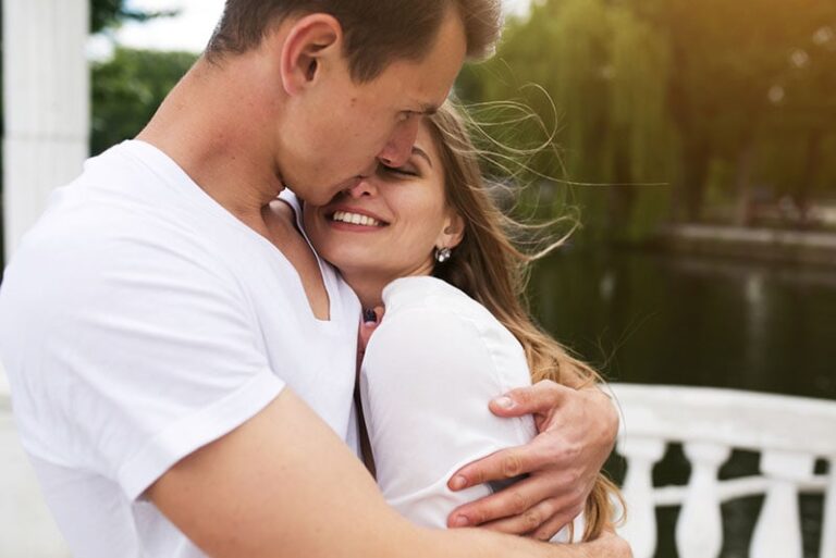 uomo che abbraccia la sua ragazza
