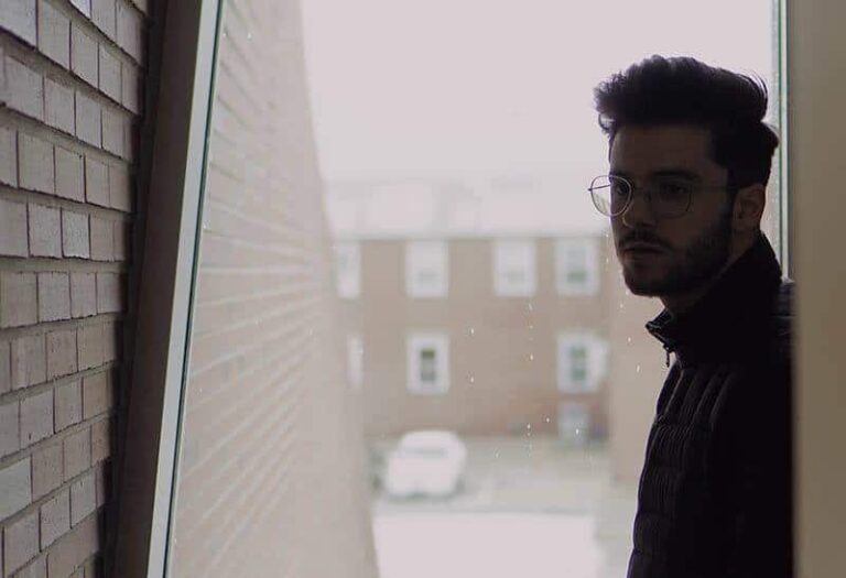 hombre reflexivo con gafas