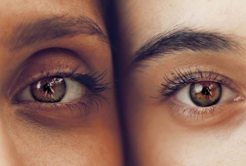 close-up photo of persons eyes