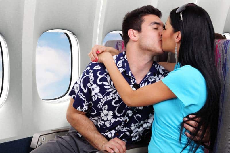 coppia che si bacia in aereo