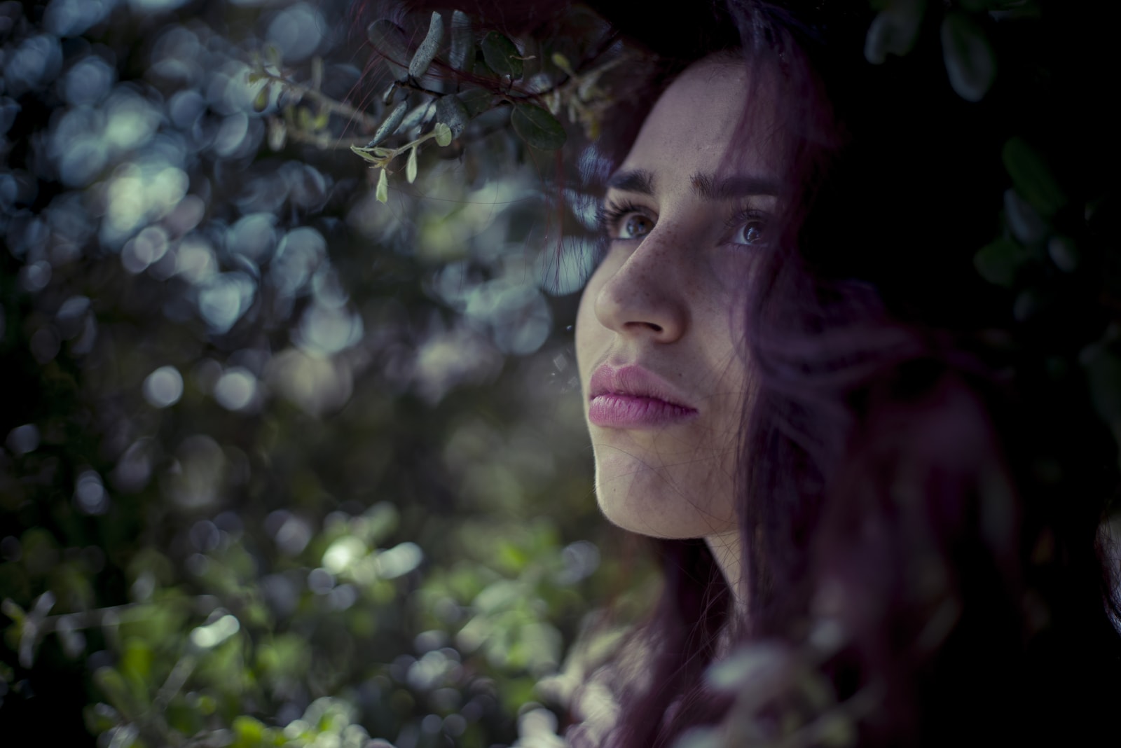 bella ragazza pensierosa in una foresta in autunno