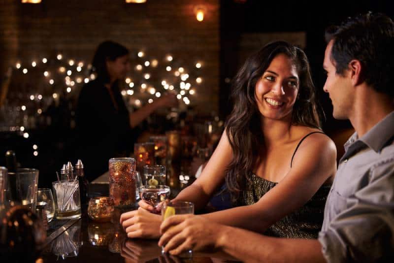 pareja feliz en un bar de cócteles