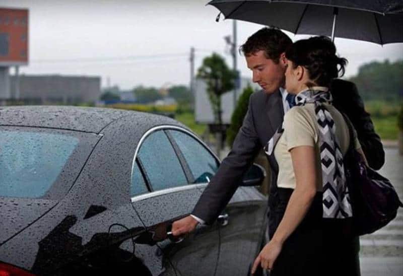 hombre abriendo la puerta del coche a una mujer