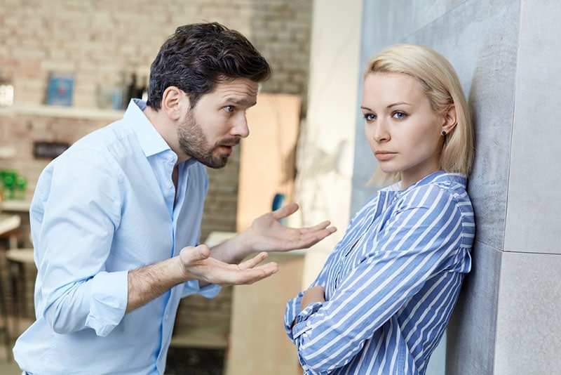 hombre intentando hablar con mujer enfadada