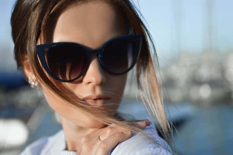 fotografia di donna focus con occhiali da sole