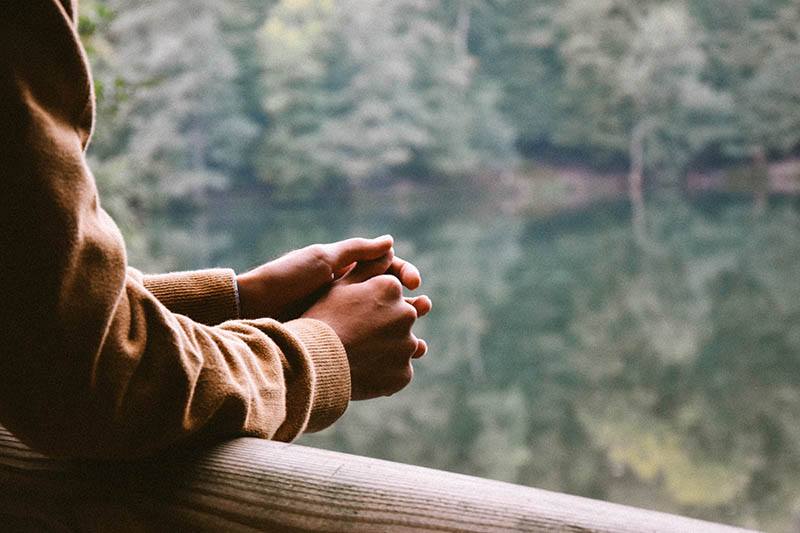 Hombre junto al lago