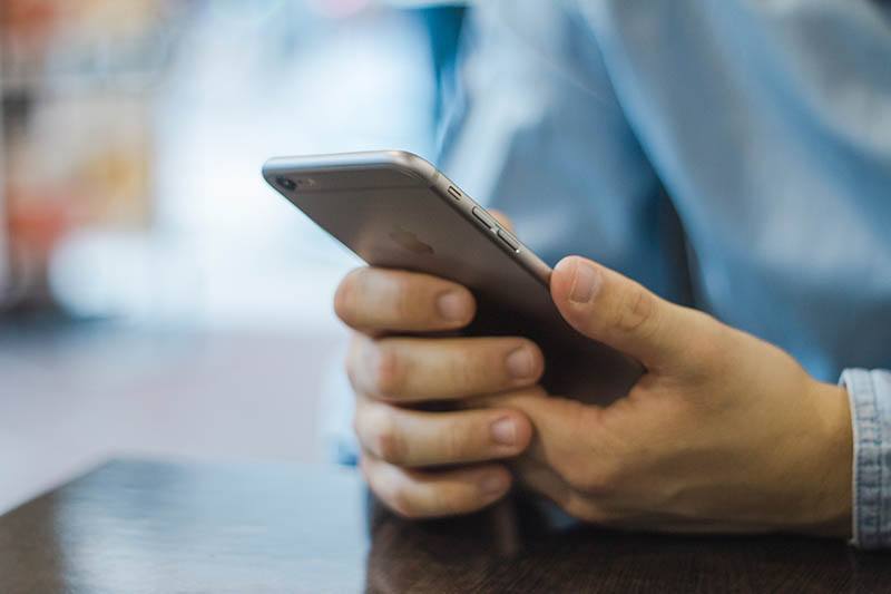 mujer sosteniendo un iphone