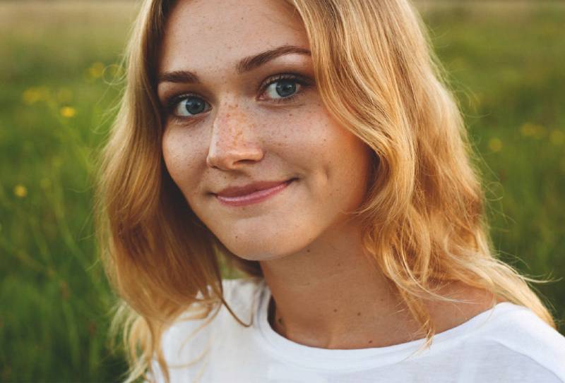 mujer con sonrisa burlona