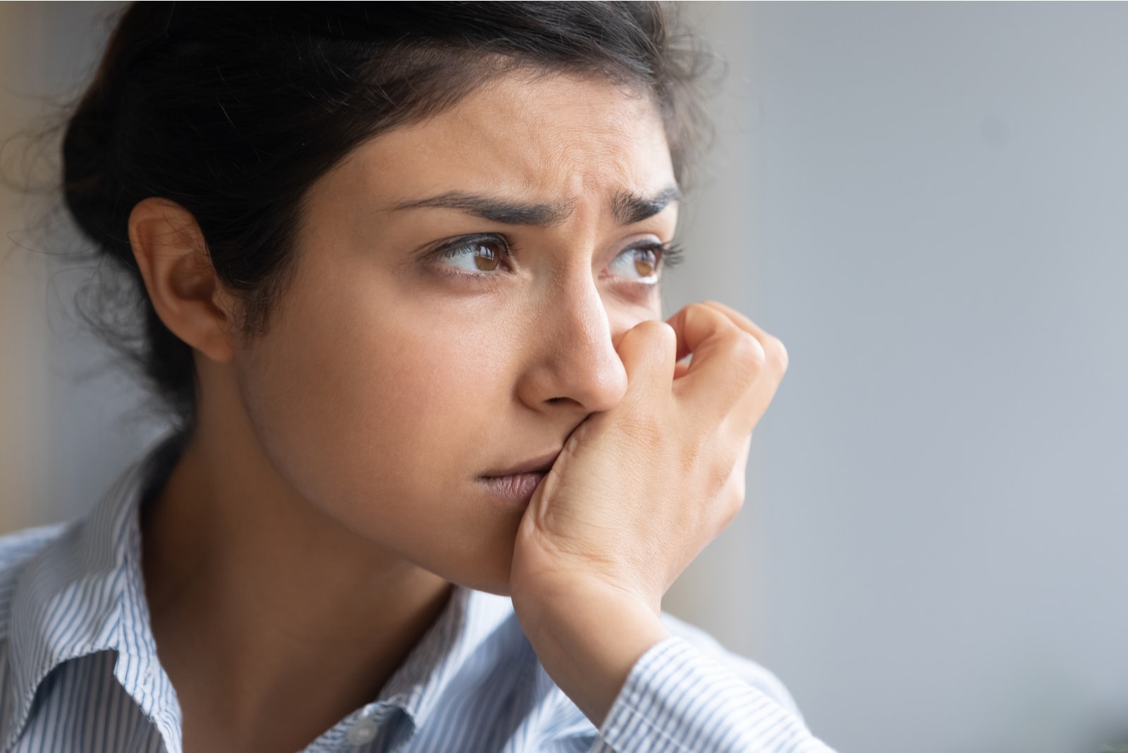 donna preoccupata e turbata che distoglie lo sguardo