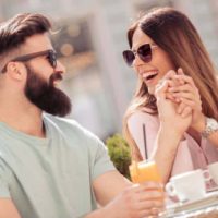 alegre pareja teniendo una cita en el café