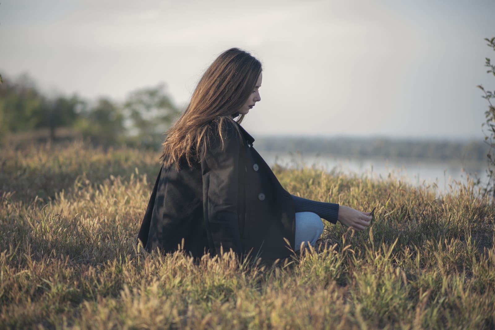 Оставьте поле пустым. Один в пустом поле. Girl sitting from back Sad.