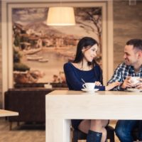 amigos hablando en un café