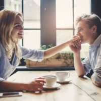 Un bell'uomo e una bella donna che passano del tempo insieme