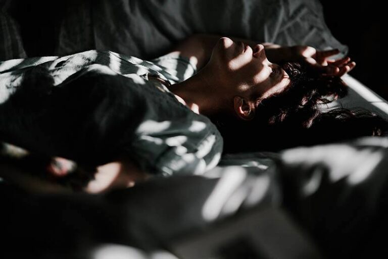 persona sdraiata sul letto