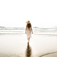 mujer caminando por la playa