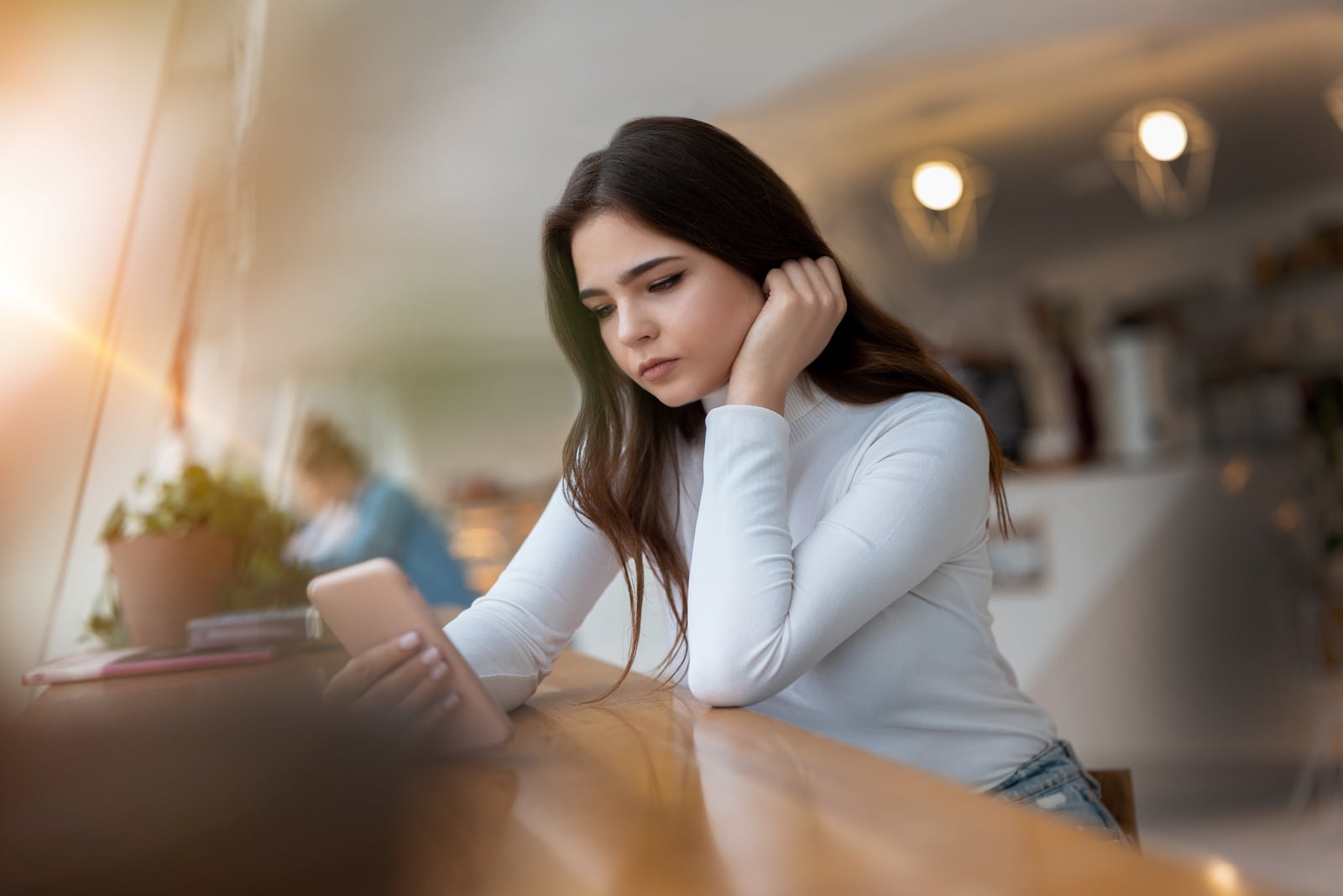 hermosa mujer triste comprobando smartphone