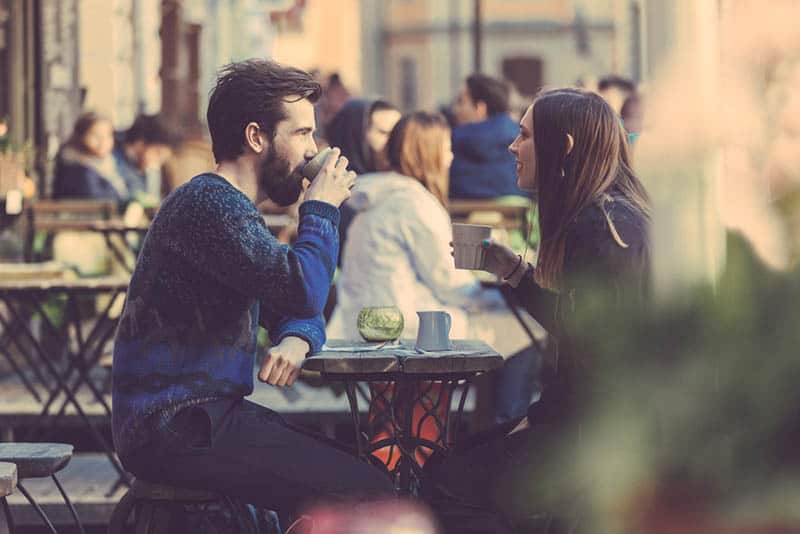 pareja en un café al aire libre