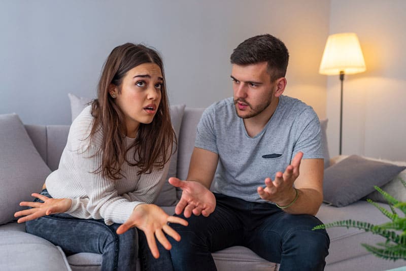 pareja conversando seriamente en casa