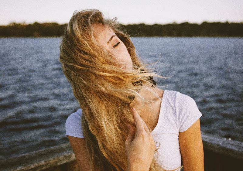 11 Ways The Girl Who’s Used To Being On Her Own Loves Differently