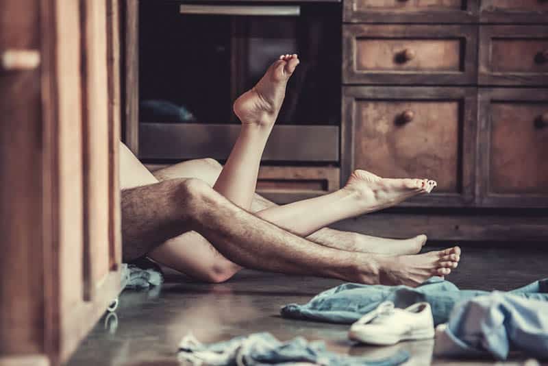 hombre y mujer piernas desnudas