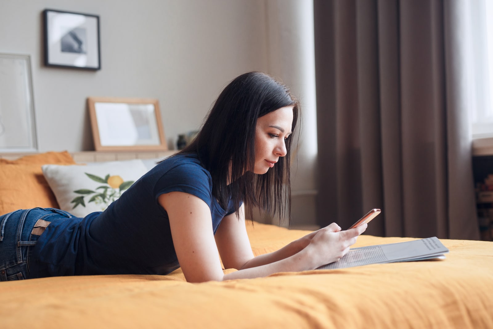 mulher a utilizar o telemóvel no sofá