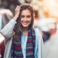 una mujer sonriente