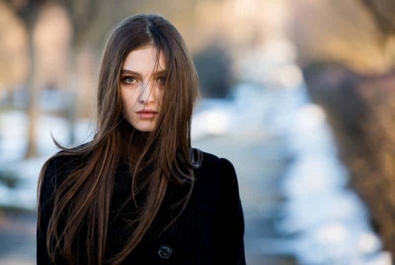 Retrato de una hermosa chica con el pelo al viento