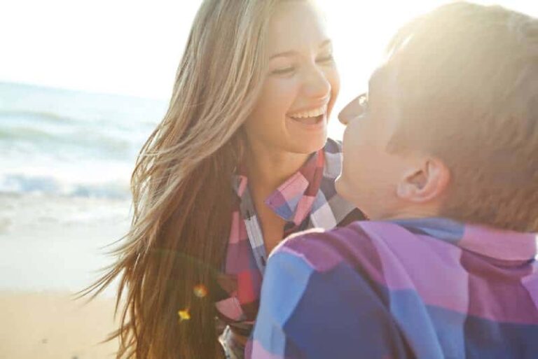 casal sorridente a olhar um para o outro
