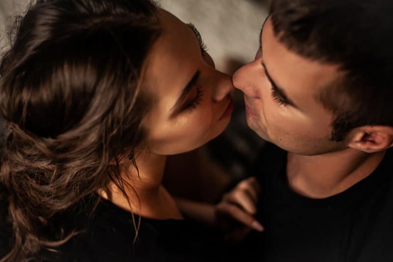 El retrato de la sensualidad pareja besándose en el dormitorio