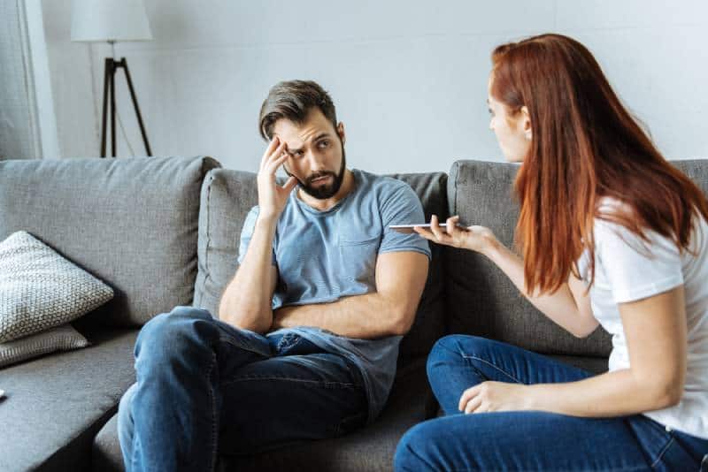 Mujer infeliz y enfadada hablando con su novio