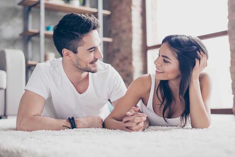 feliz pareja de enamorados