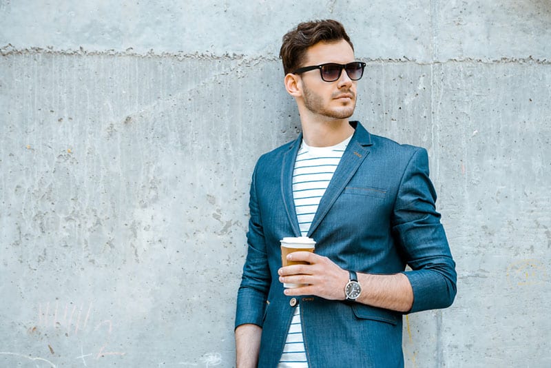 hombre con estilo sosteniendo una taza