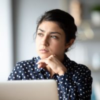 jovem mulher atenciosa