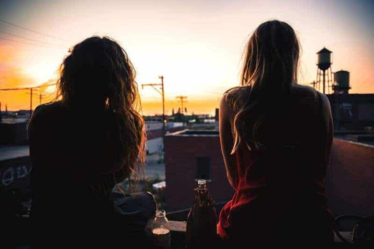 vista traseira de duas amigas