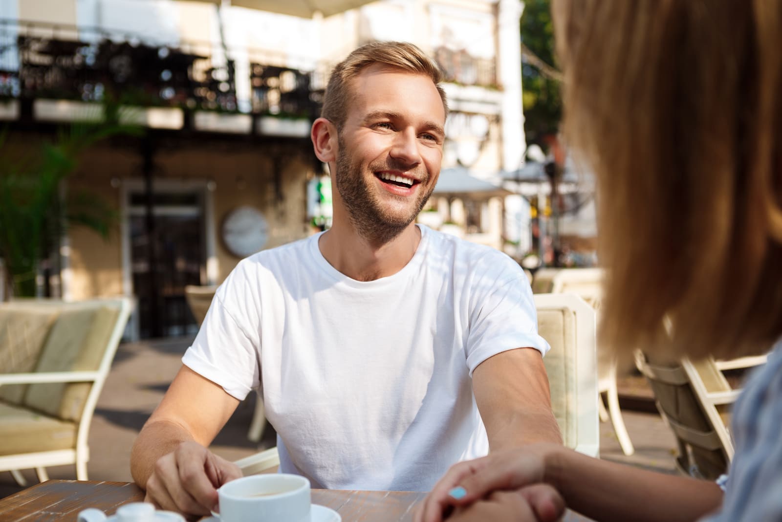 Una coppia felice e innamorata che beve un caffè sulla terrazza di un bar