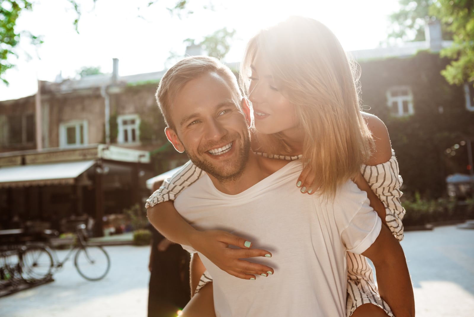 una coppia felice in un abbraccio d'amore