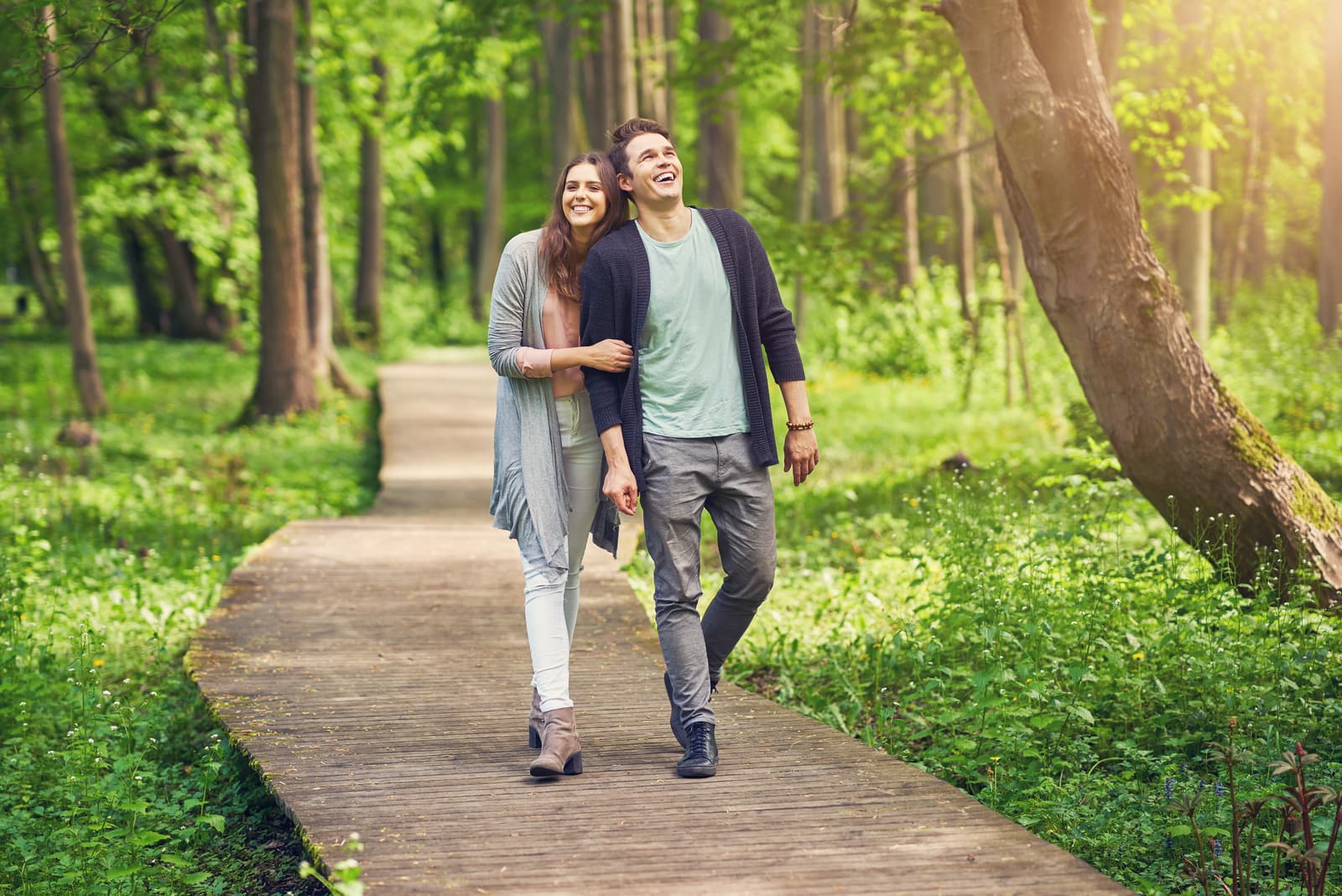 una coppia sorridente e innamorata che passeggia nel parco