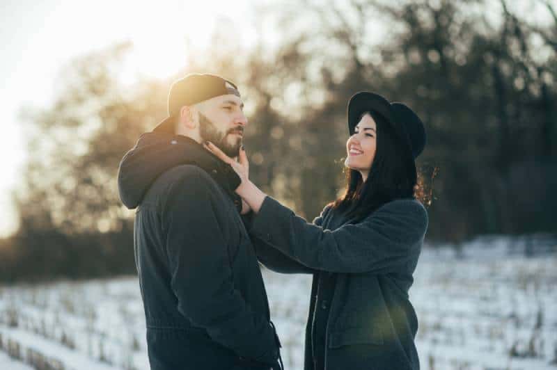 casal no exterior no inverno