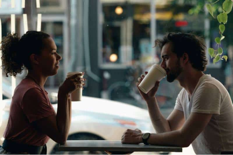 casal a conversar num café